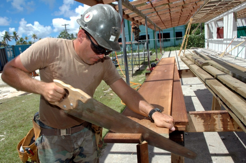 ebeniste-LA ROQUE ESCLAPON-min_worker_construction_building_carpenter_male_job_build_helmet-893290